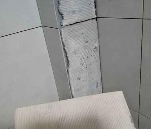 昆山瓷砖空鼓维修公司分享下厨房瓷砖脱落的补救措施。